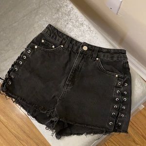 TOPSHOP DENIM SHORTS (SIZE 4)